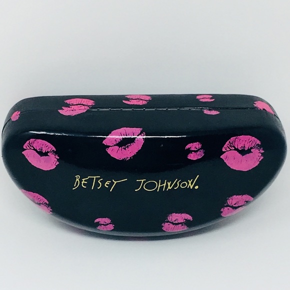 Betsey Johnson Accessories - BETSEY JOHNSON Large KISS 💋 LIPS Sunglasses Case